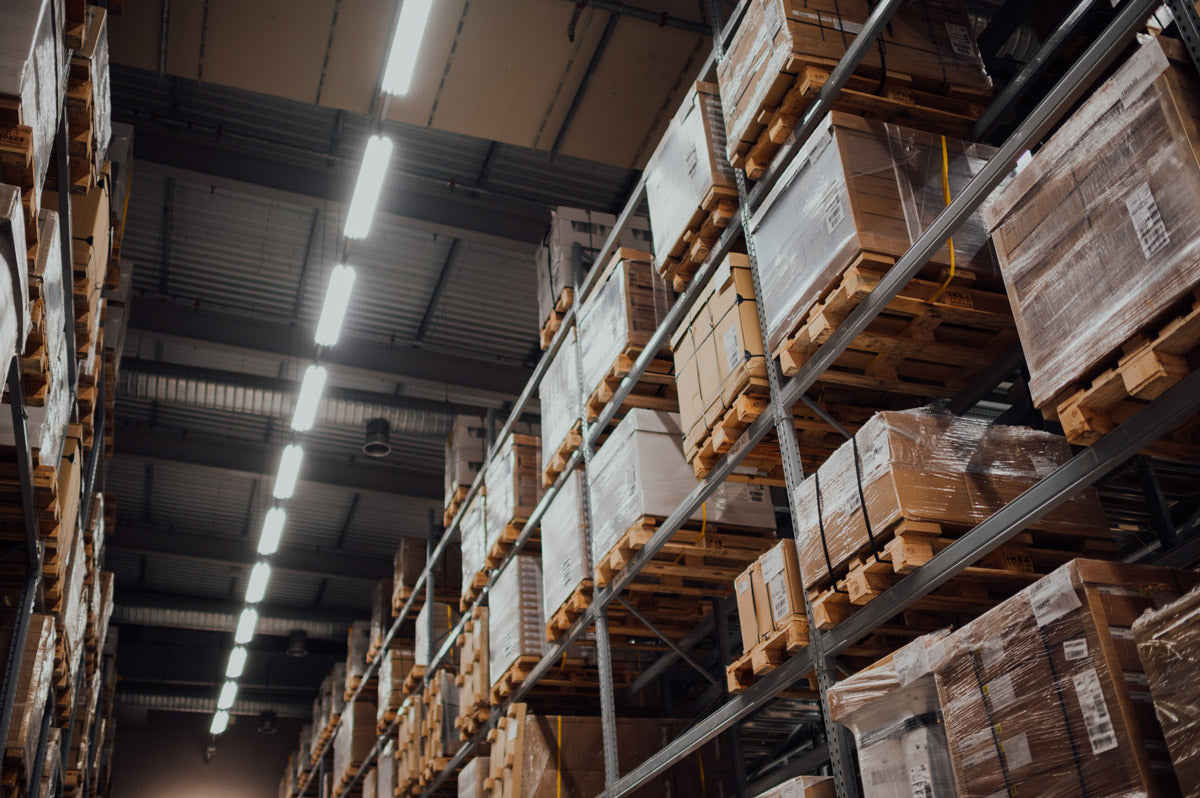 Rayonnages d’entrepôt remplis de produits prêts à être expédiés aux revendeurs