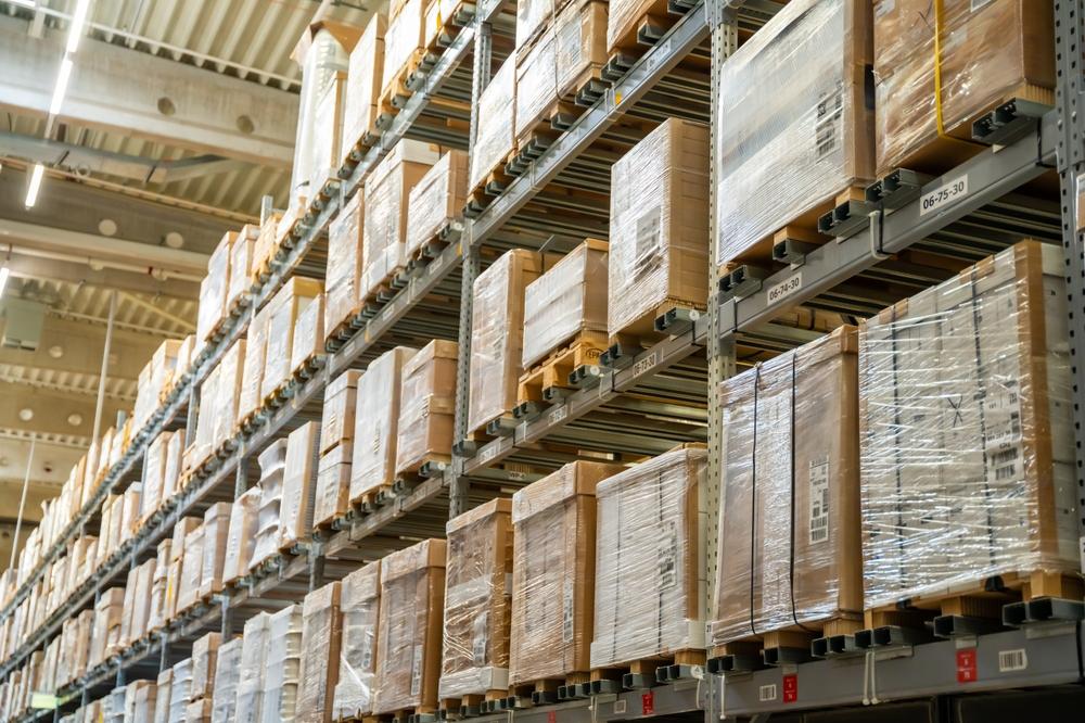 Hautes étagères d’entrepôt bien garnies de produits sur plusieurs niveaux